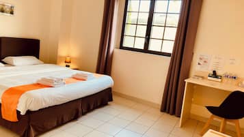 Phòng đôi phong cách cổ điển, 1 giường đôi hoặc 2 giường đơn | Bộ đồ giường cao cấp, bàn, khu vực làm việc phù hợp cho laptop