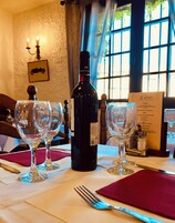 Cocina regional, restaurante con mesas al aire libre 