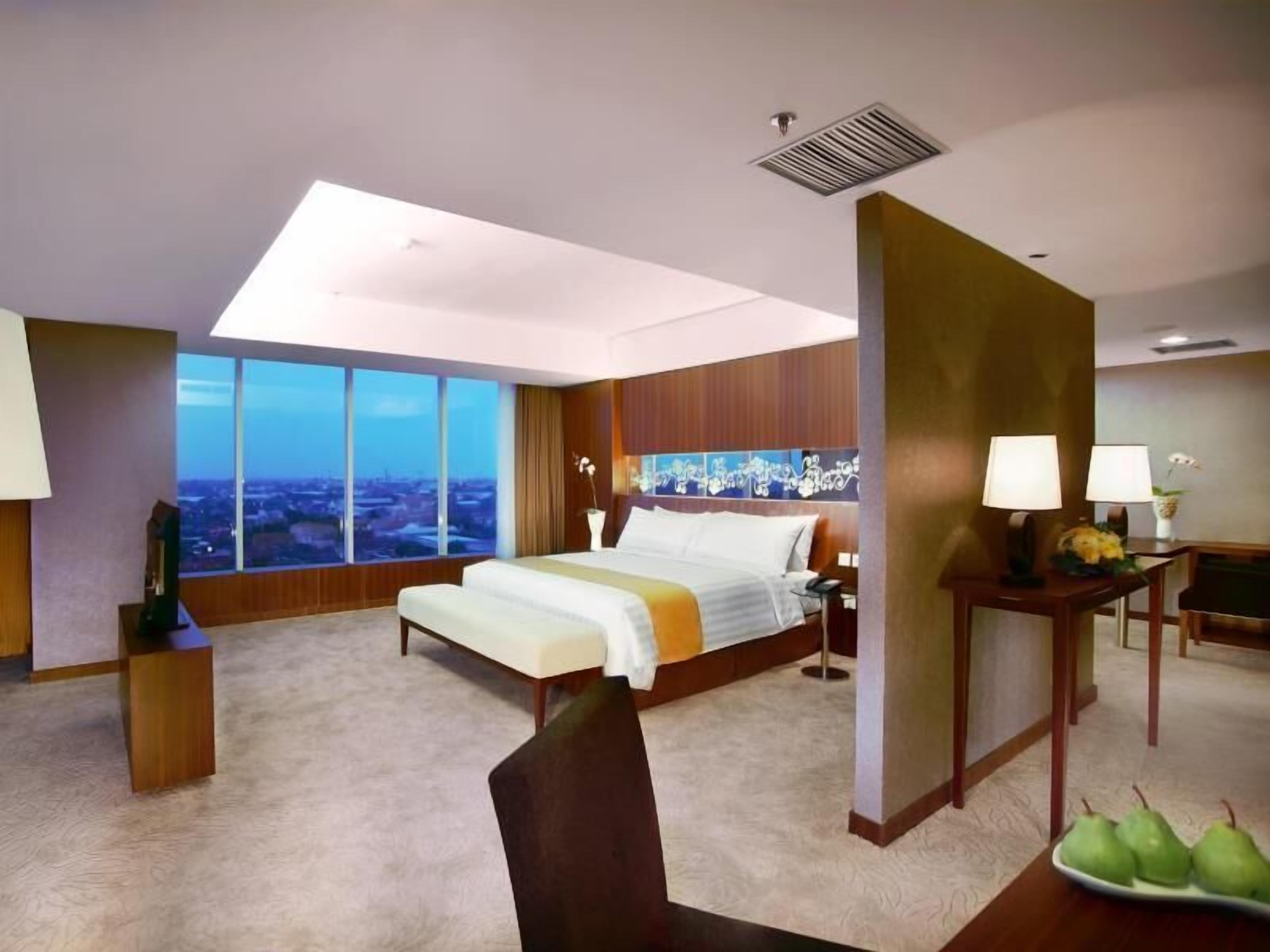 Minibar, in-room safe, desk, free WiFi