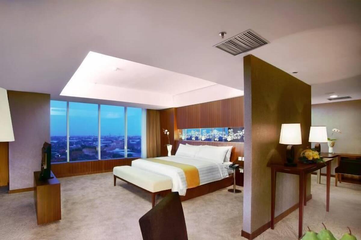 Minibar, in-room safe, desk, free WiFi