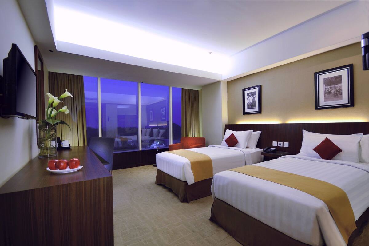 Minibar, in-room safe, desk, free WiFi