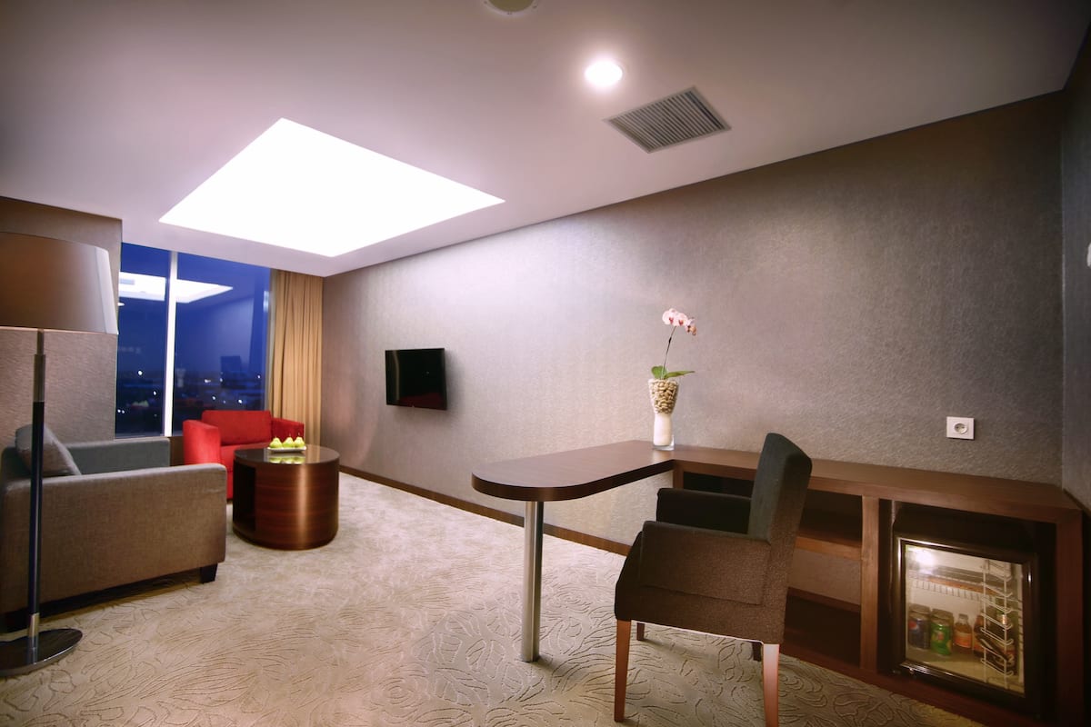 junior suite | minibar, in-room safe, desk, free wifi