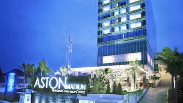 Bagian depan properti - sore/malam