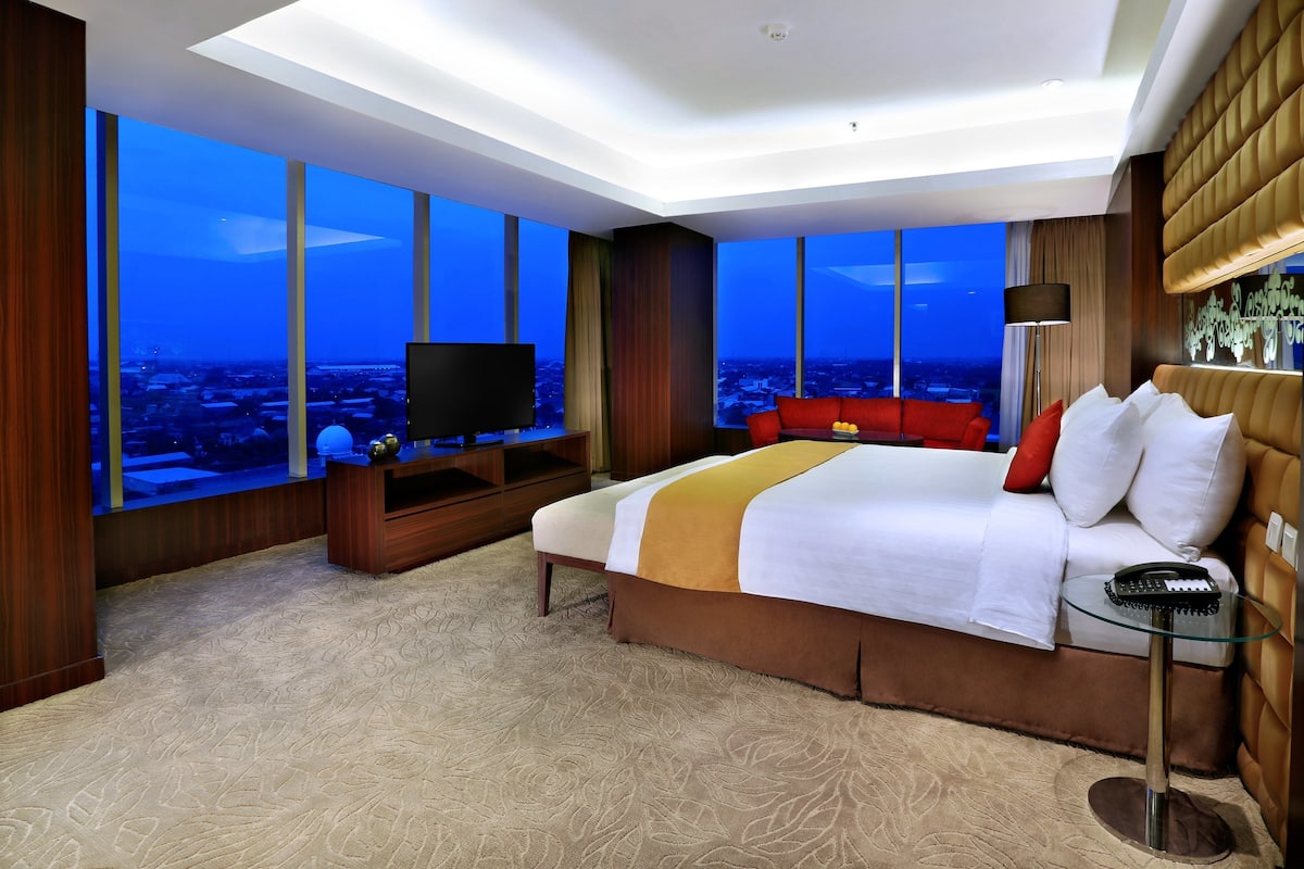 Minibar, in-room safe, desk, free WiFi