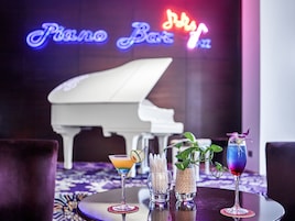 Piano bar
