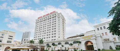 Vista frontal de la propiedad