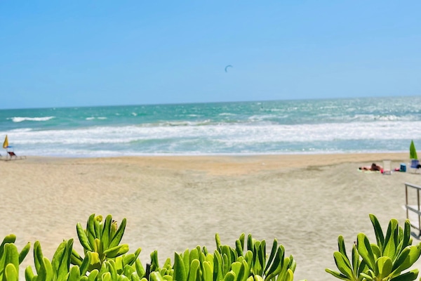 Sulla spiaggia, navetta per la spiaggia, lettini da mare, ombrelloni