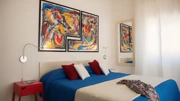 Habitación doble, balcón, vista al jardín | Minibar, escritorio, espacio para trabajar con laptop y wifi gratis