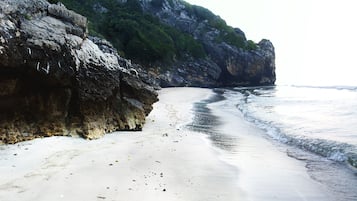 Am Strand, Shuttle zum Strand, Liegestühle, Sonnenschirme
