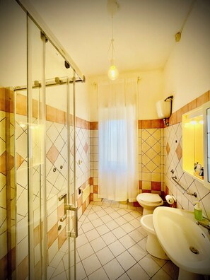 Standard Room, Ground Floor | Bathroom | Shower, rainfall showerhead, designer toiletries, hair dryer - Minturnae Hotel (Minturno)