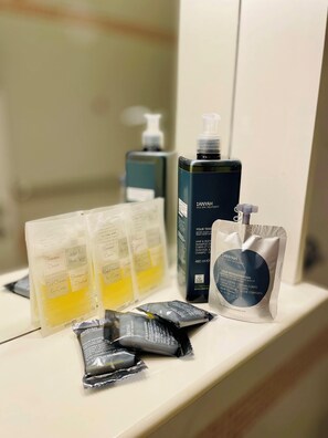 淋浴設備、淋浴花灑、名牌盥洗用品、吹風機