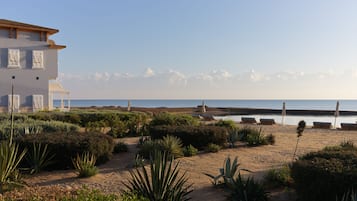 Playa privada, sillas reclinables de playa, sombrillas, toallas de playa
