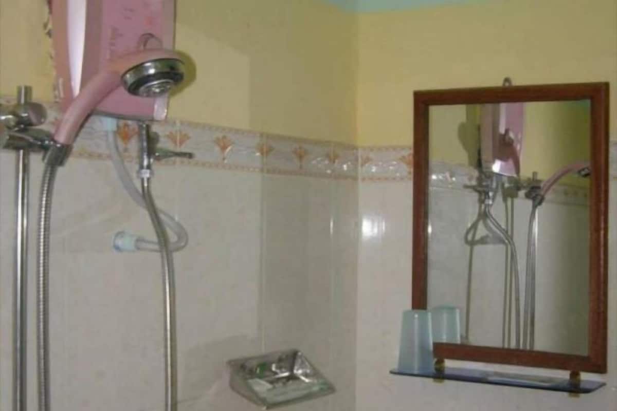 Badezimmer | Dusche, Haartrockner, Hausschuhe, Handtücher