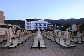 On the beach, sun loungers, beach umbrellas, beach bar - Vlachakis Hotel (Hersonissos)