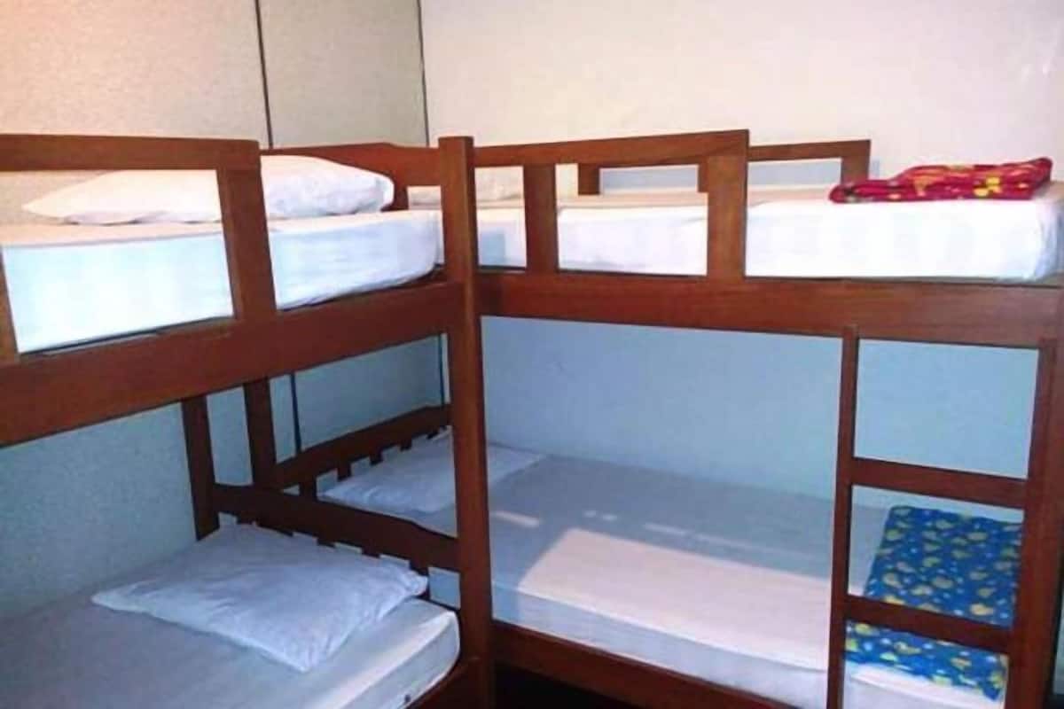 1 habitación, wifi gratis, muebles diferentes y ropa de cama 