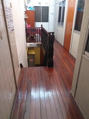 Hallway - Discovery Malacca Hostel (Malacca City)