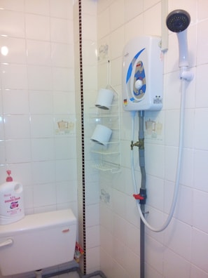 Deluxe Double Room, 1 Queen Bed, Private Bathroom | Bathroom shower