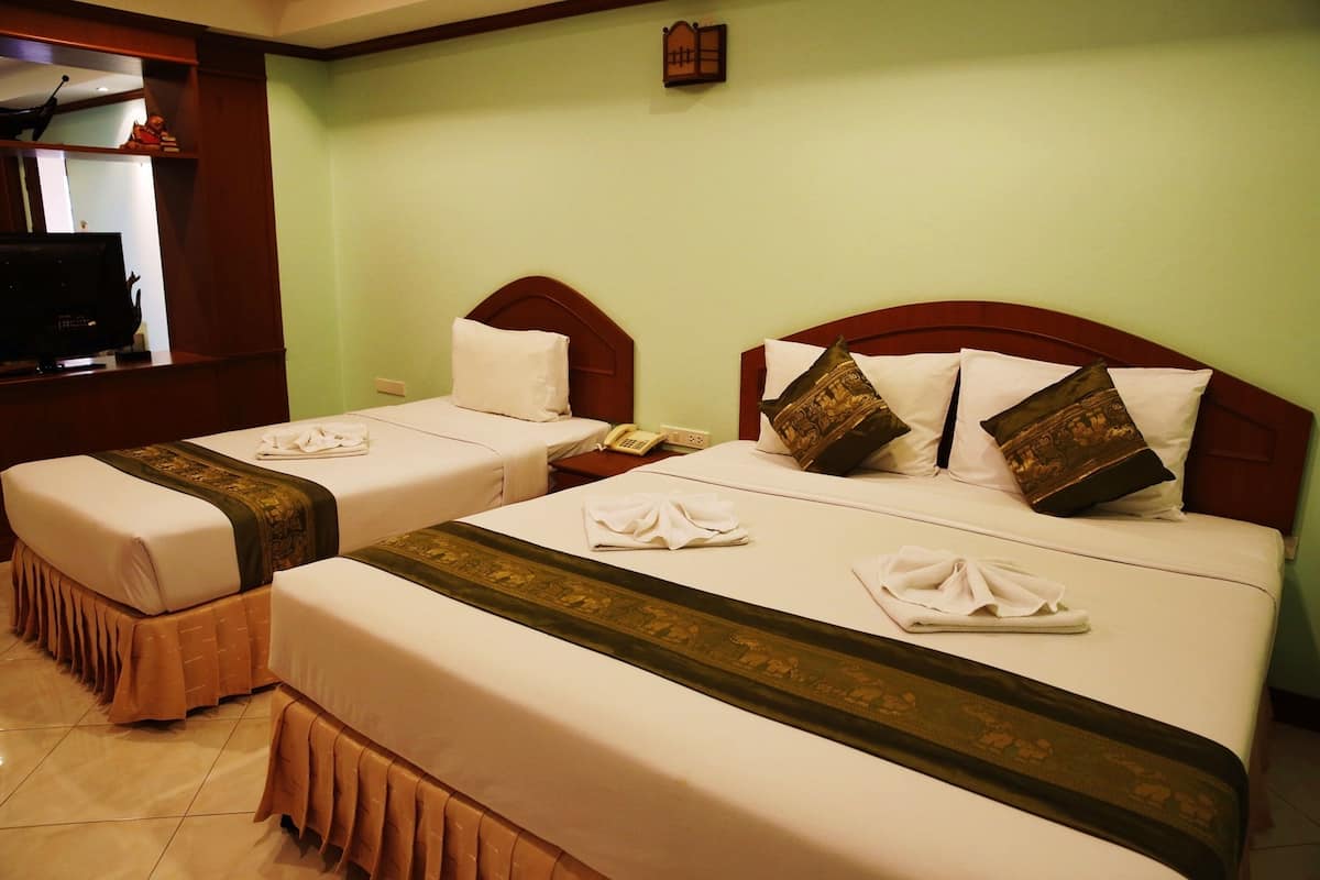 Family Room (For 3 people) | Peti besi dalam bilik, meja, katil lipat simpan/tambahan, Wi-fi percuma