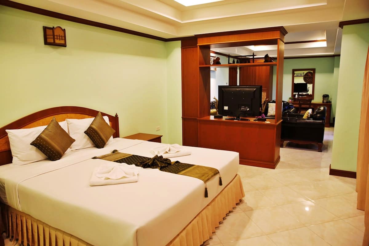 Family Room (For 2 people) | Peti besi dalam bilik, meja, katil lipat simpan/tambahan, Wi-fi percuma