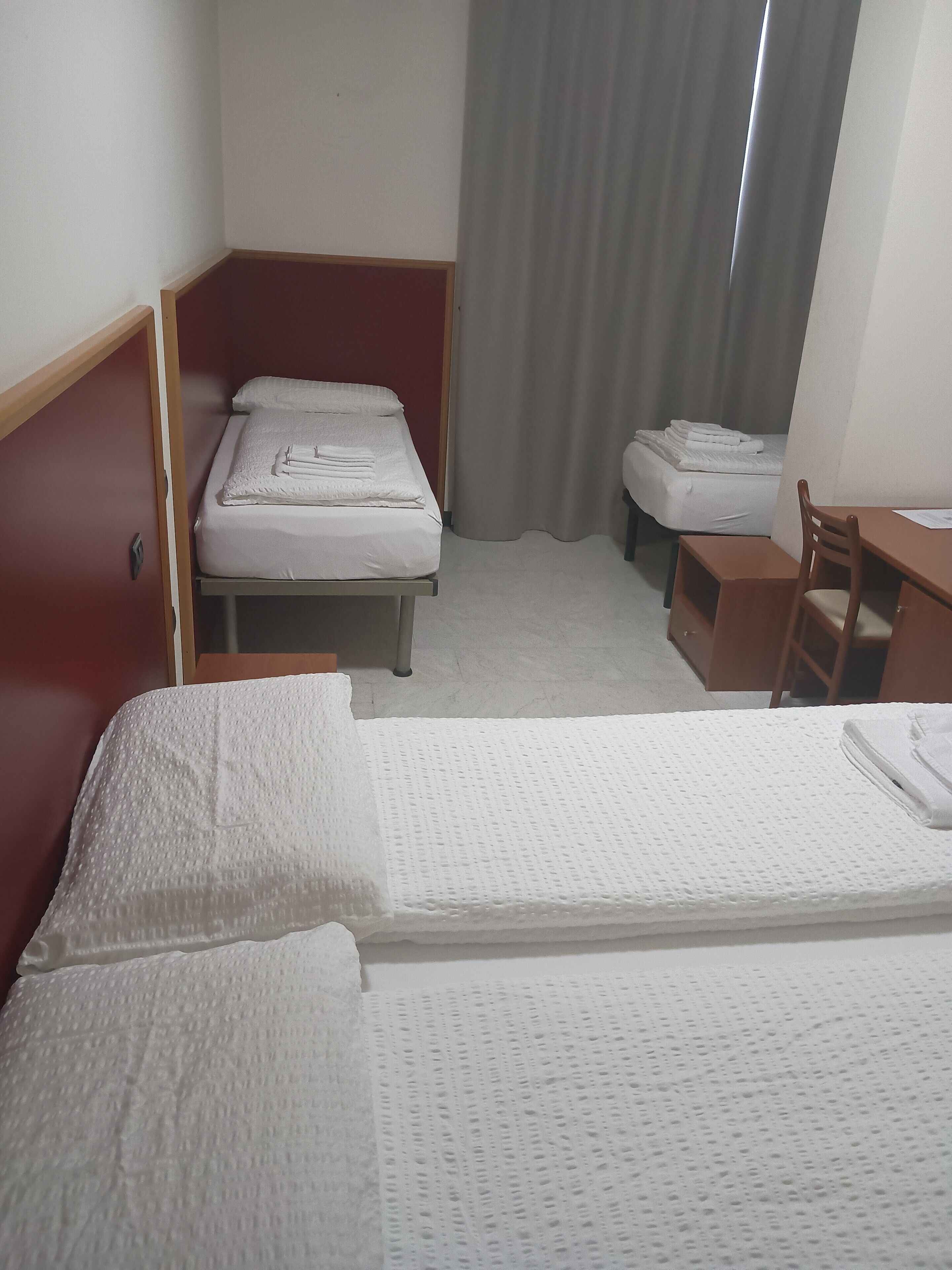 Economy vierpersoonskamer, Meerdere bedden | Donsdekens, een minibar, een kluis op de kamer, individueel gedecoreerd