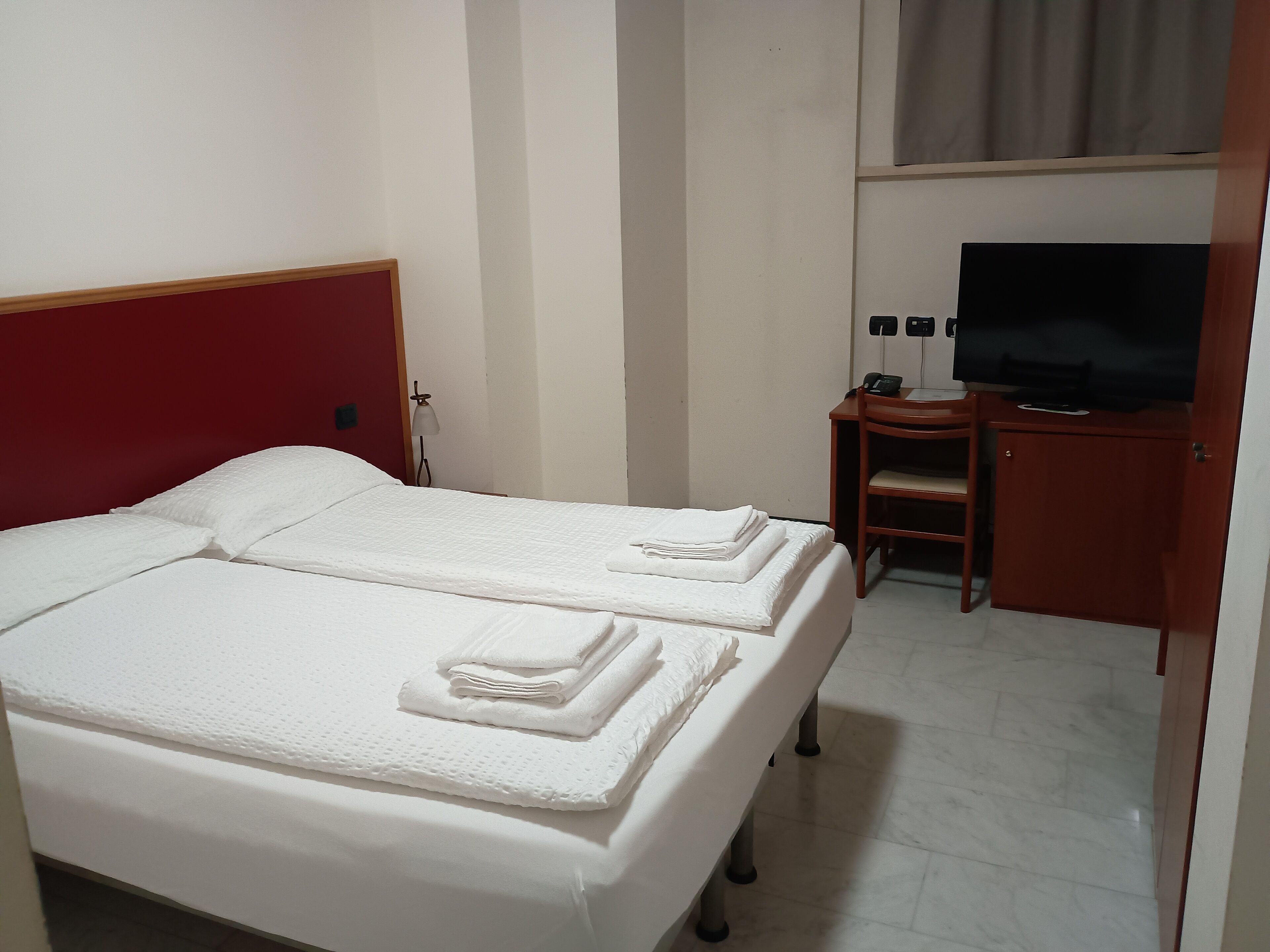 Economy kamer, 1 twee- of 2 eenpersoonsbedden, 1 tweepersoonsbed | Donsdekens, een minibar, een kluis op de kamer, individueel gedecoreerd