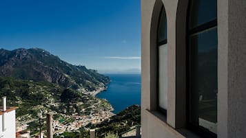 Un pueblo costero con vistas al mar y a las montañas.