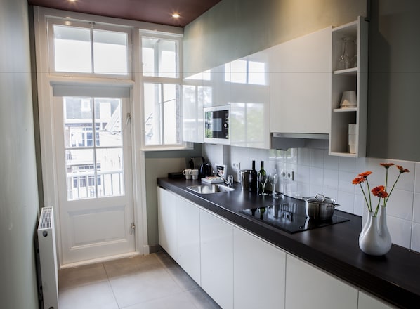 Departamento, 2 habitaciones | Cocina privada | Refrigerador, microondas, horno y parrilla de estufa 