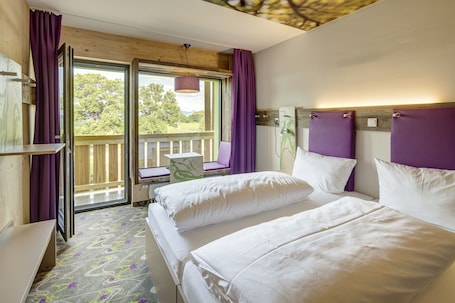 Premium bedding, in-room safe, blackout drapes, soundproofing