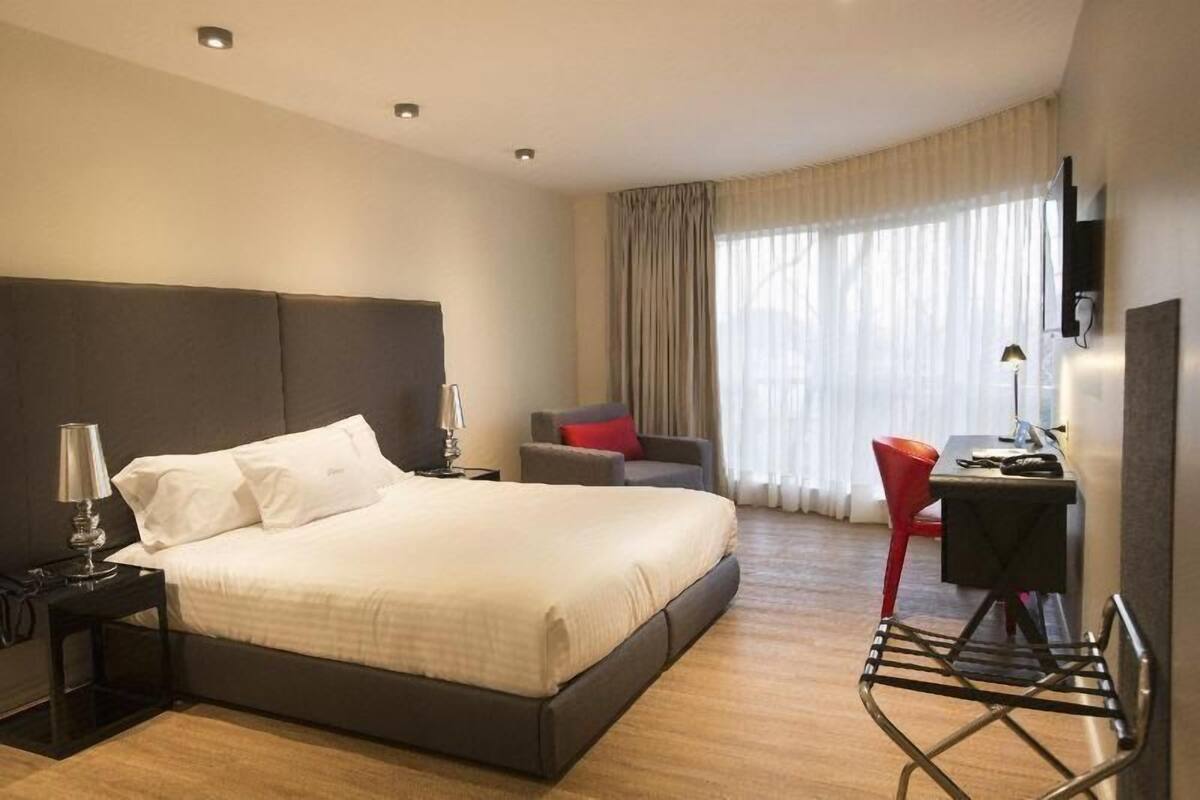 Minibar, caja fuerte, escritorio y cortinas opacas