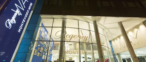 Overnatningsstedets facade – aften/nat