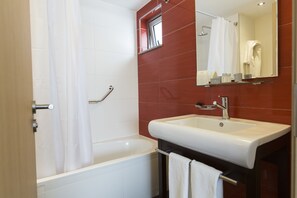 Shower, free toiletries, hair dryer, bidet - Regency Way Montevideo Hotel (Montevideo)