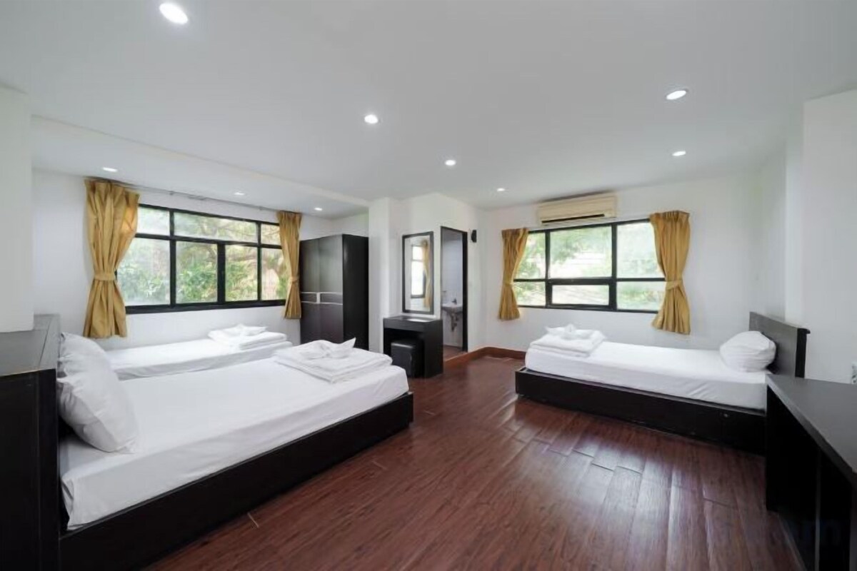 Premium bedding, minibar, desk, WiFi (free)