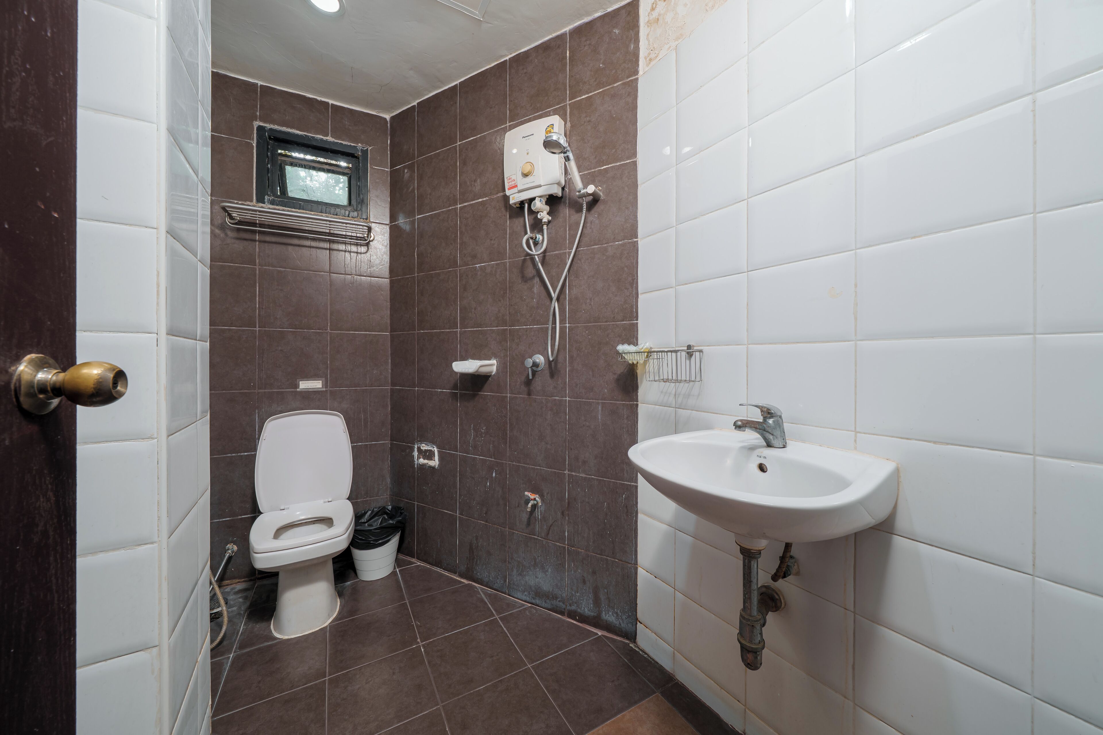 Une salle de bain avec des toilettes, une douche et un lavabo.