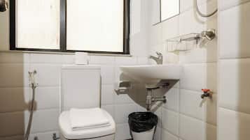 Habitación individual Deluxe | Baño | Regadera, amenidades de baño gratuitas, toallas, jabón