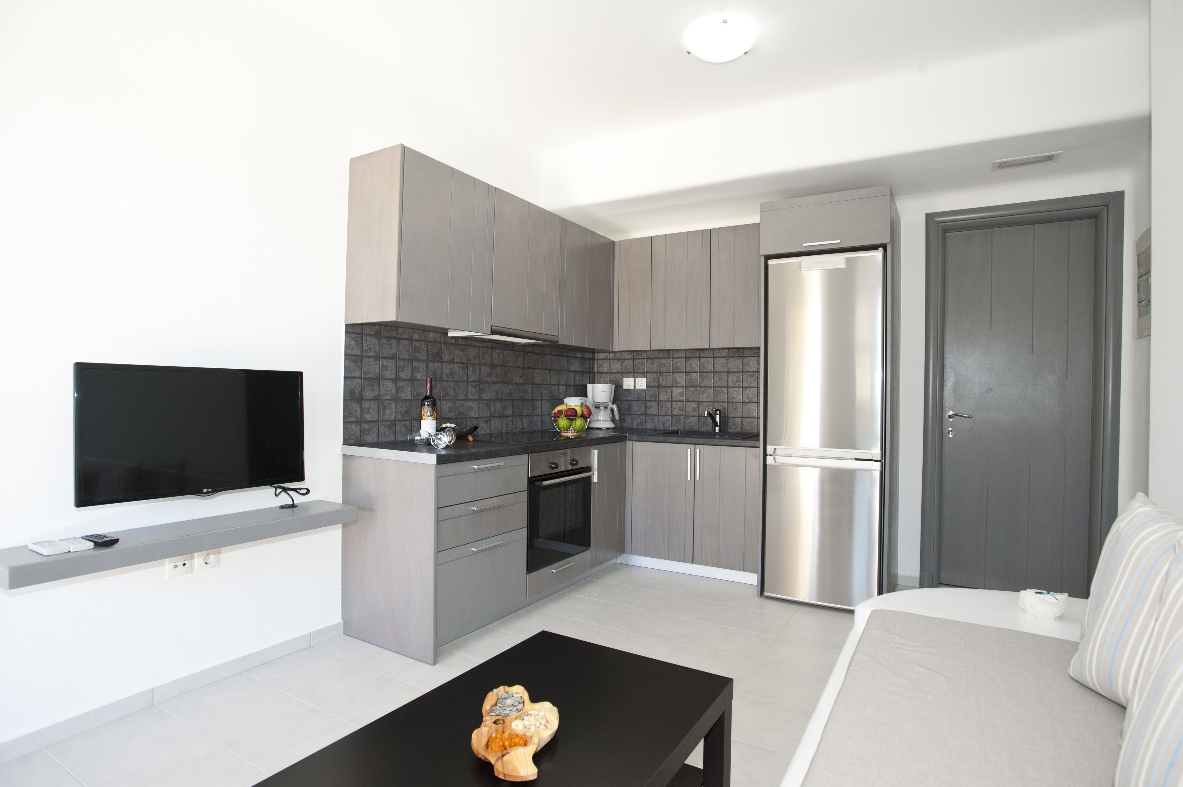 studio | private kitchen | fridge, stovetop, coffee/tea maker, electric kettle