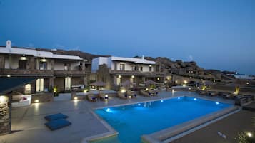 Outdoor pool, pool umbrellas, sun loungers