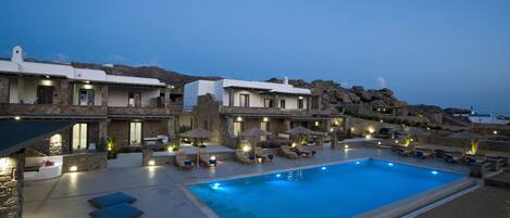 室外泳池;泳池傘、躺椅