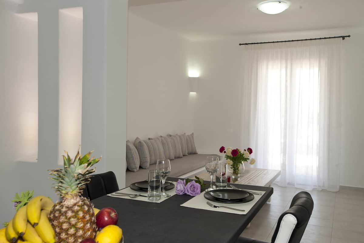 Appartement, 2 chambres | Aire de séjour | Téléviseur à écran plat