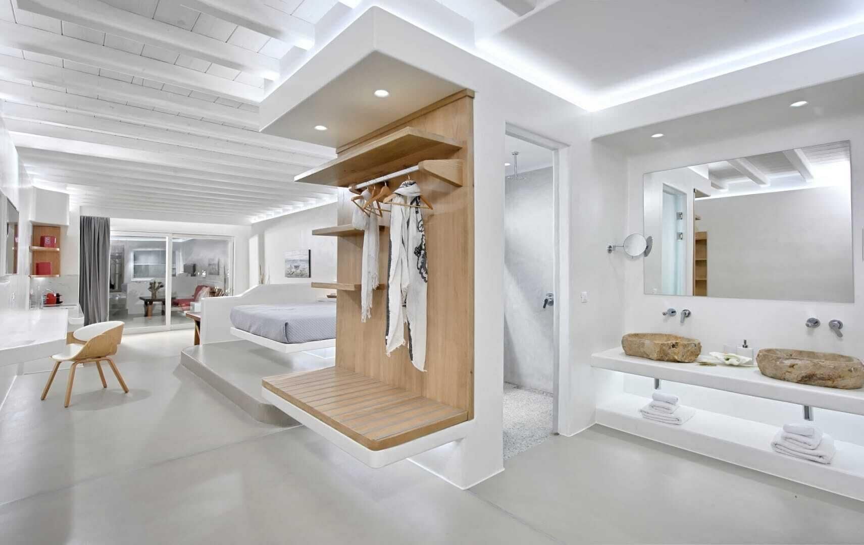 Luxury Suite | Bathroom | Shower, free toiletries, hair dryer, slippers