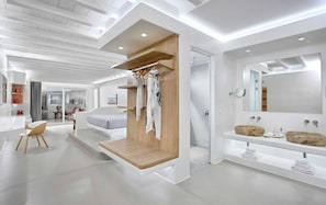 Luxury Suite | Bathroom | Shower, free toiletries, hair dryer, slippers