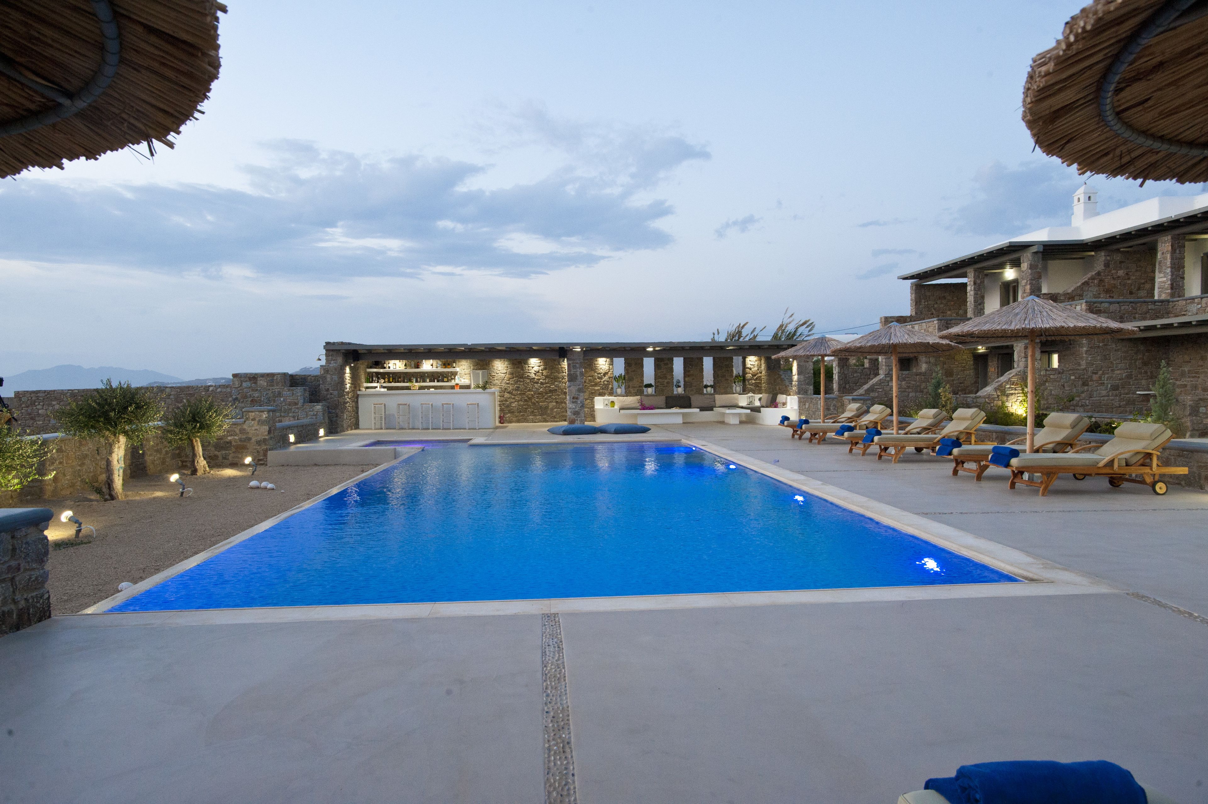 Piscine extérieure, parasols de plage, chaises longues