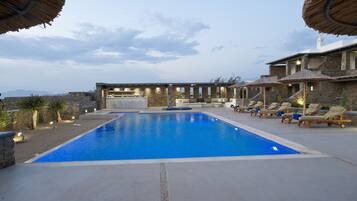 Piscine extérieure, parasols de plage, chaises longues