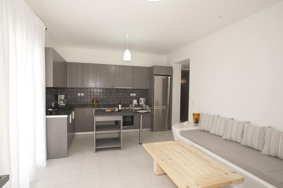 apartment, 2 bedrooms | private kitchen | fridge, stovetop, coffee/tea maker, electric kettle