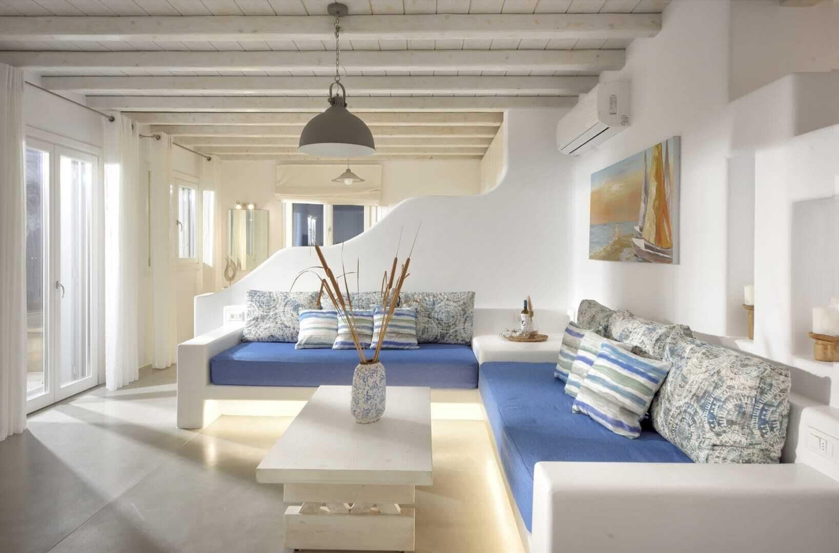 Comfort Suite | Living area | Flat-screen TV