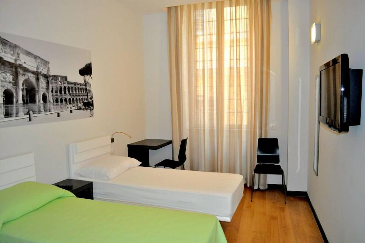 Twin Room | Minibar, in-room safe, desk, WiFi (free)