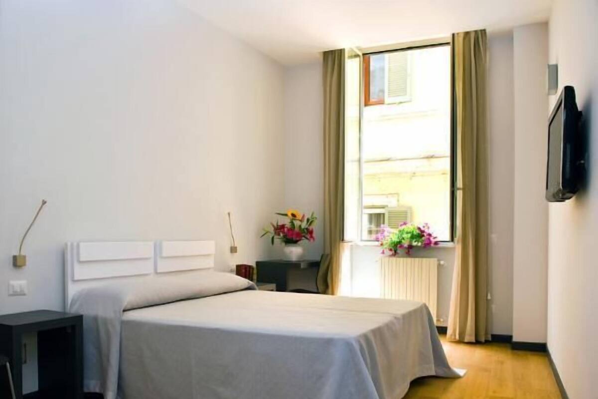 Double Room | Minibar, in-room safe, desk, WiFi (free)