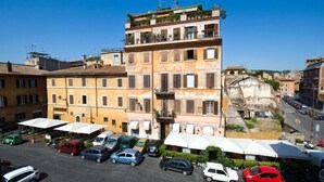 Unclassified image, 2 of 57, button - Finestra su Trastevere (Rome)