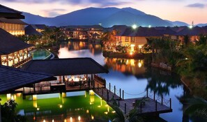 Outdoor pool - Yalong Bay Villas and Spa (Sanya)