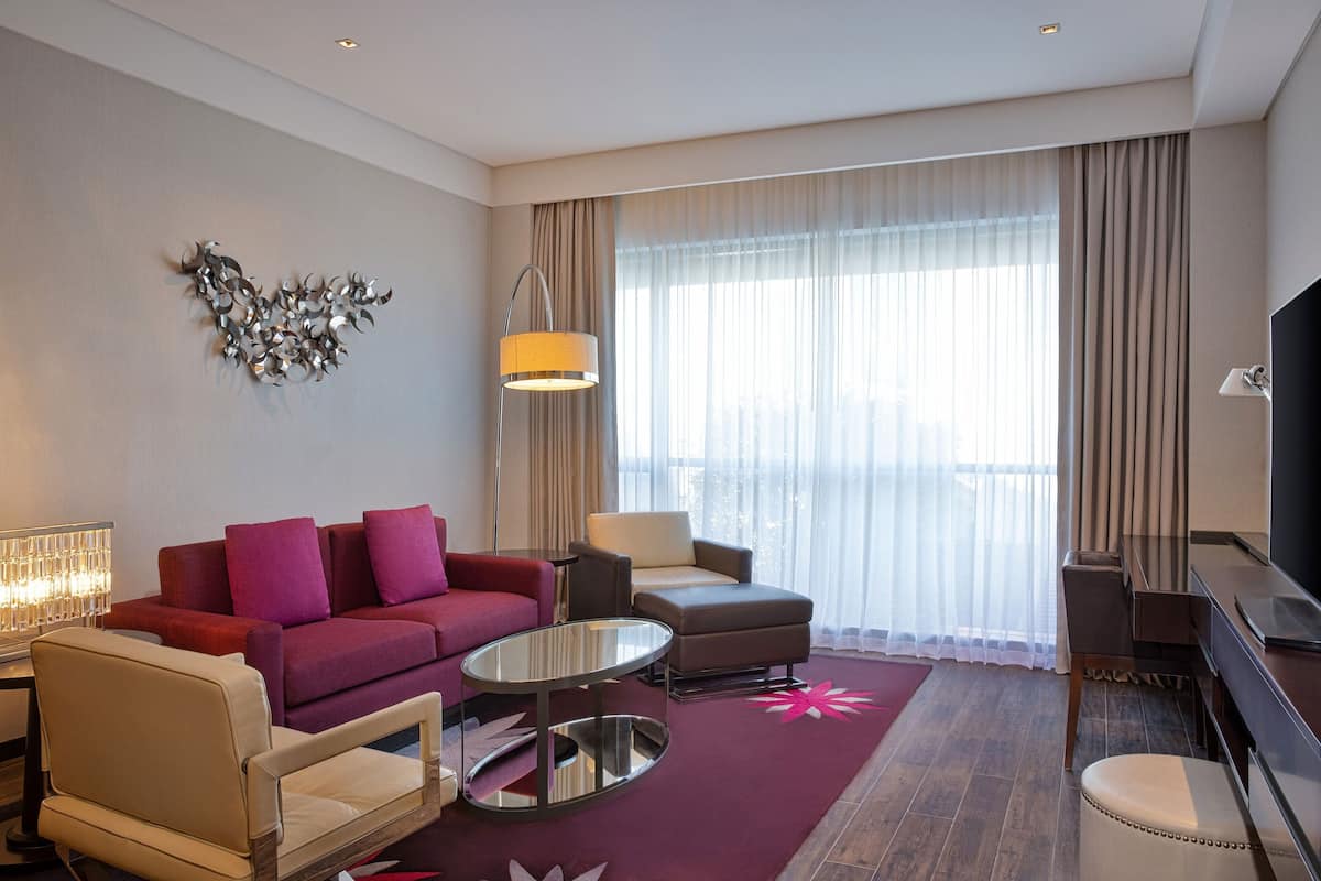 Westin, Suite, 1 slaapkamer, balkon | Woonkamer | Een 32-inch lcd-televisie met satellietzenders en een televisie