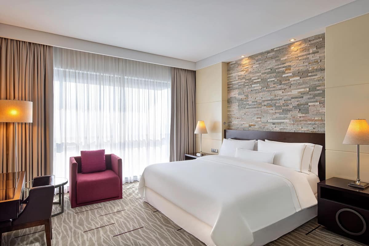 Phòng Deluxe, 1 giường cỡ king | Bộ đồ giường kháng dị ứng, nệm có lớp đệm bông, minibar 